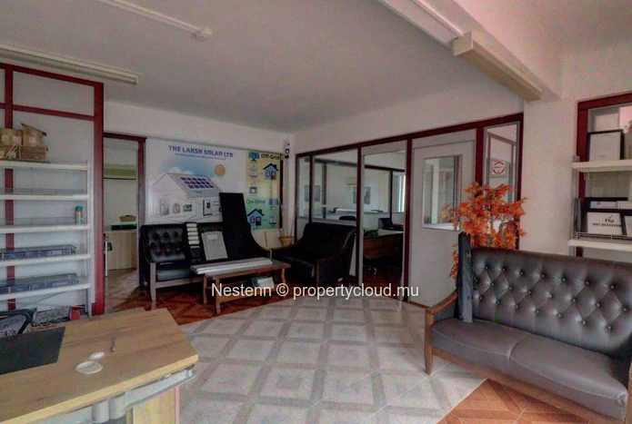 Spacious office on the 1st floor, offering peace and quiet and optimal working conditions.