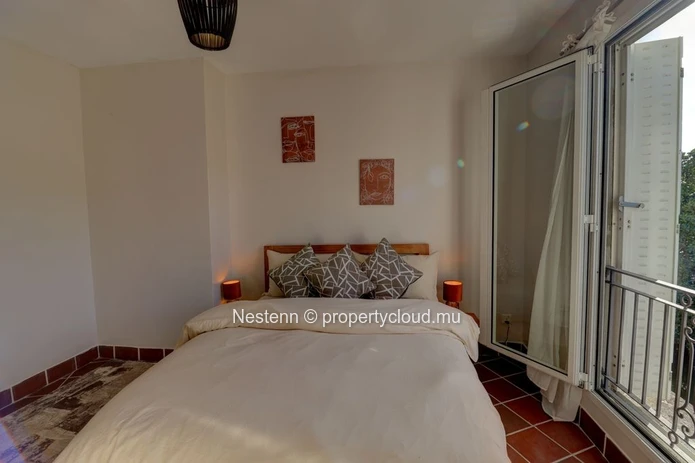 Contemporary 2-bedroom duplex in a secure lakeside residence