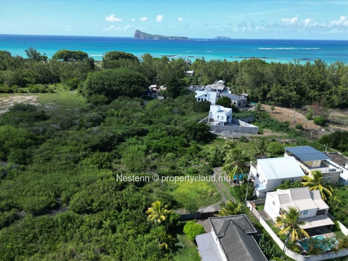 706m² of residential land – 5 Minutes walk to the beach