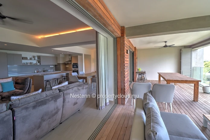 Modern 3 bedroom apartment with private pool and direct beach access