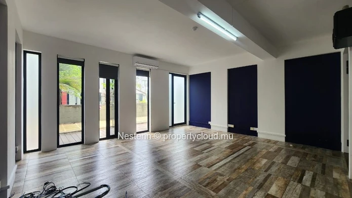 Espace bureau moderne de 30,7 m²