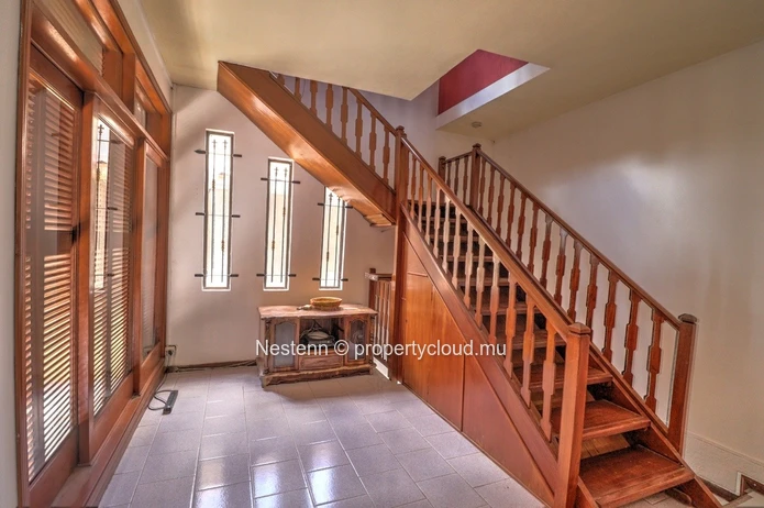 House to renovate near the beach with strong rental investment potential.