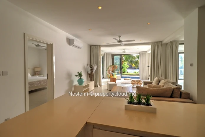 Spacious and bright 300 m2 apartment with swimming pool and garden on the riverside