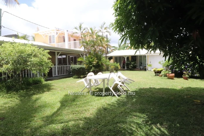 Maison traditionnelle avec grand jardin arboré 