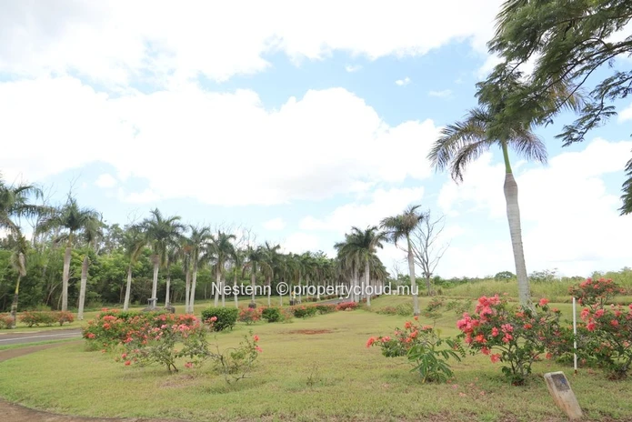 Residential plot of 399.37 m² with park and mountain views 