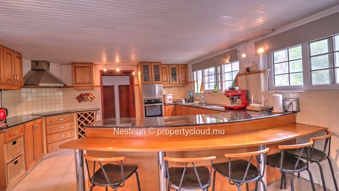 Villa de 4 chambres avec jardin de 2110m² piscine privée charme rustique et moderne