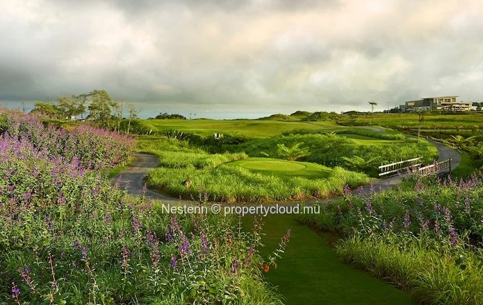 Terrain résidentiel de 2121 m2 sur golf avec vue mer et montagne