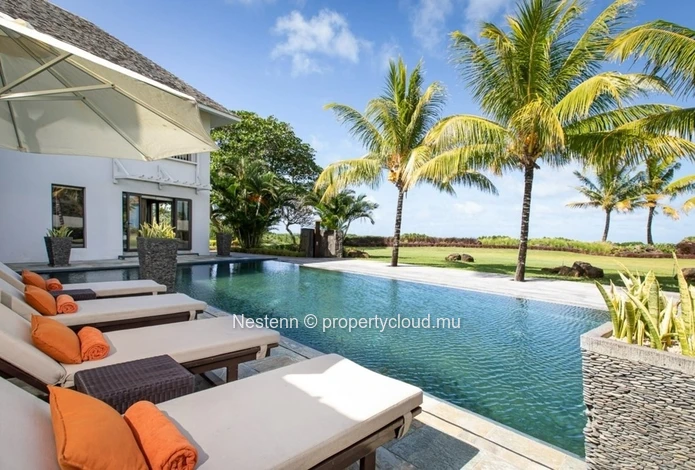 Villa moderne et spacieuse de 5 chambres avec une vue imprenable sur le parcours de golf