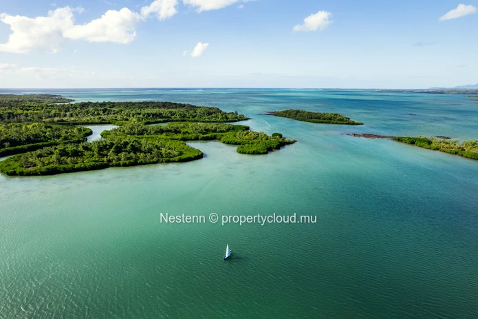 Upmarket 3-bed apartment with seaview. 