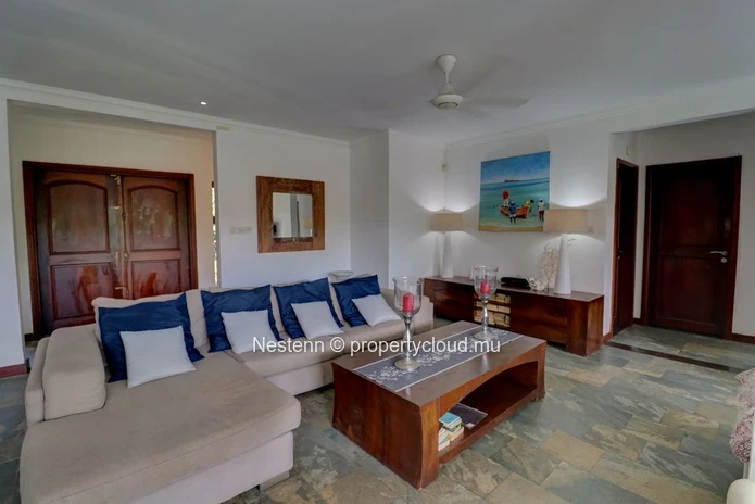 Colonial villa with 4 bedrooms, private pool, and sea access in a good condition
