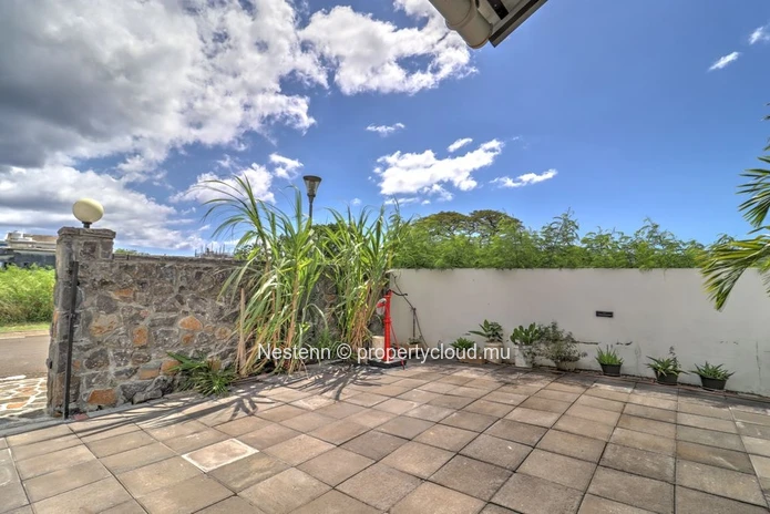 Modern 2-Bedroom Ensuite Apartment with Pool