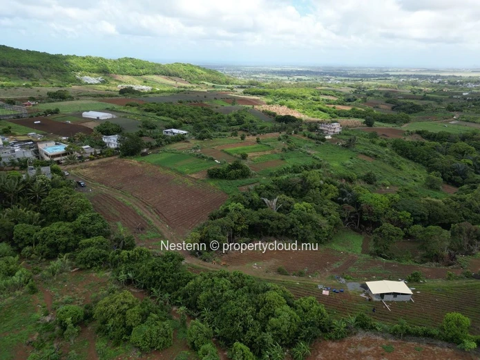 Terrain résidentiel avec vue imprenable sur les montagnes (Lot 1)
