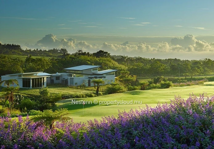Terrain résidentiel de 2293 m2 sur golf avec vue mer et montagne