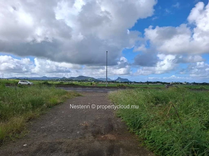 Terrain de 92604 m² avec vue montagne.