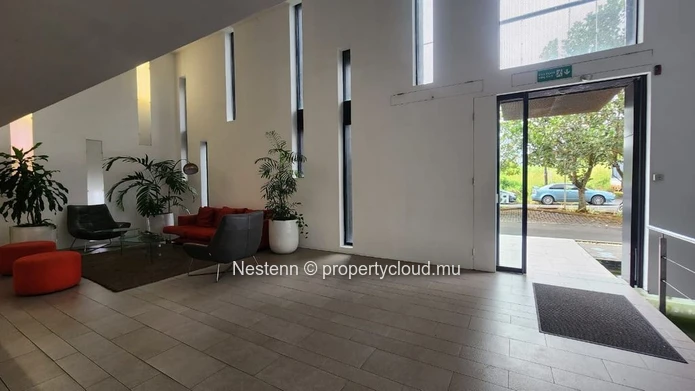 Espace bureau moderne de 30,7 m²