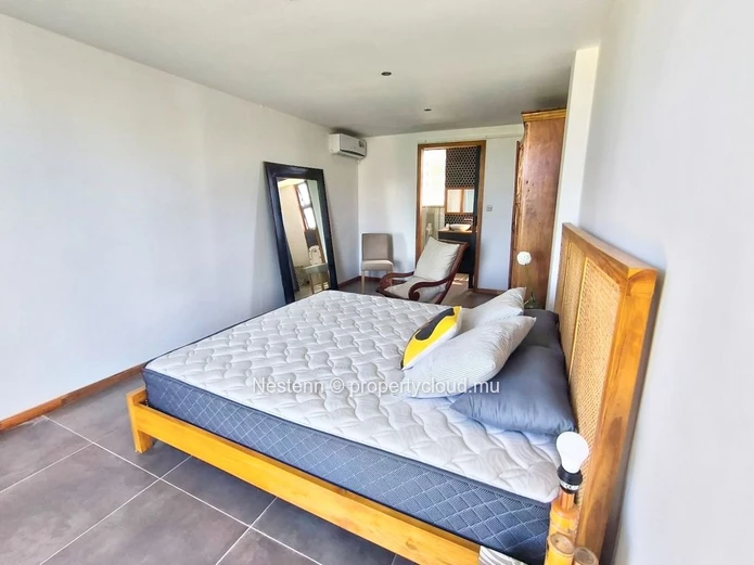 Modern 3-bedroom penthouse in Bain Boeuf with rooftop access, sea views, private lift, and close to shops. New PDS re...