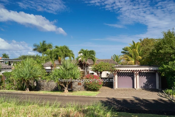 4 bedrooms villa with private pool and garden in a golf estate
