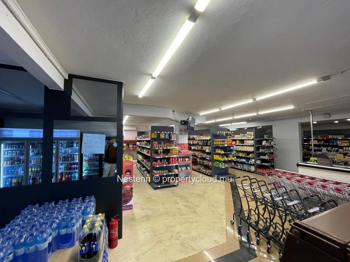 Charme côtier : supermarché de premier ordre en bord de mer avec double accès