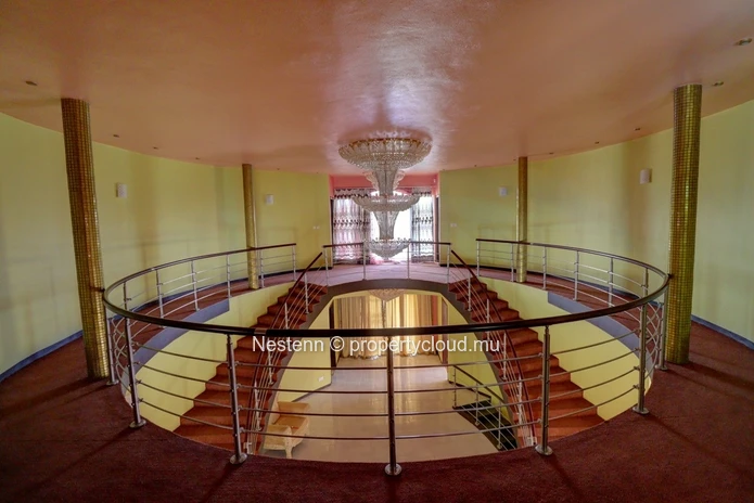 Maison traditionnelle de 5 chambres avec piscine et jardin