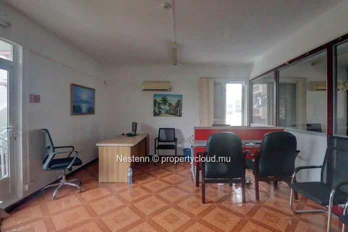 Spacious office on the 1st floor, offering peace and quiet and optimal working conditions.