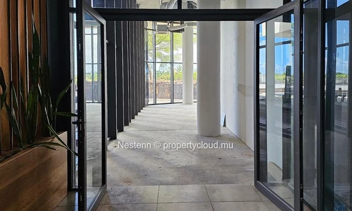 110 m² Office, strategically located near the airport and motorway