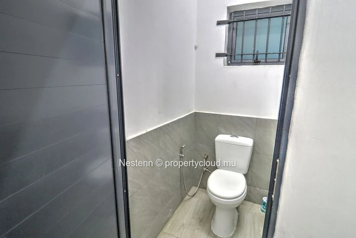 Commercial premises of 204 m² with parking spaces