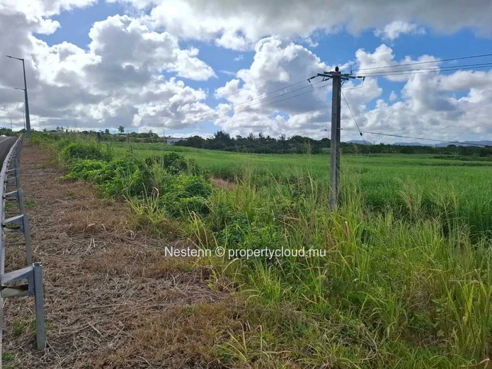 Land of 188820 m² near airport and proximity to a stone crusher.