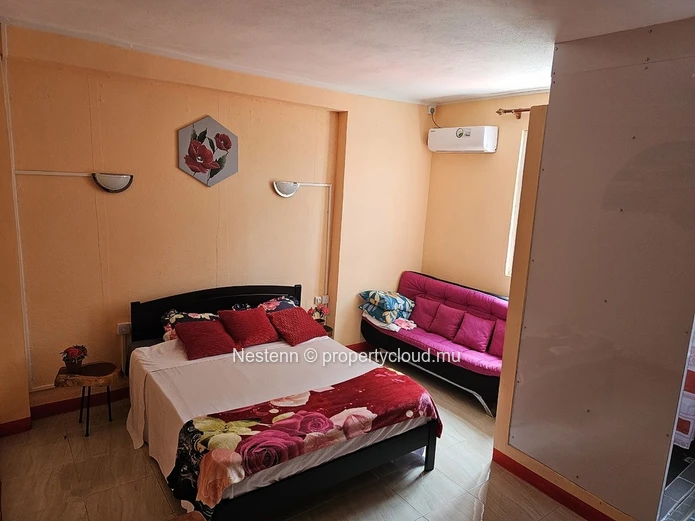 Maison spacieuse avec piscine, idéale pour table d'hôte 