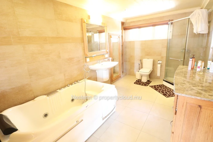 Maison familiale de 3 chambres avec piscine 