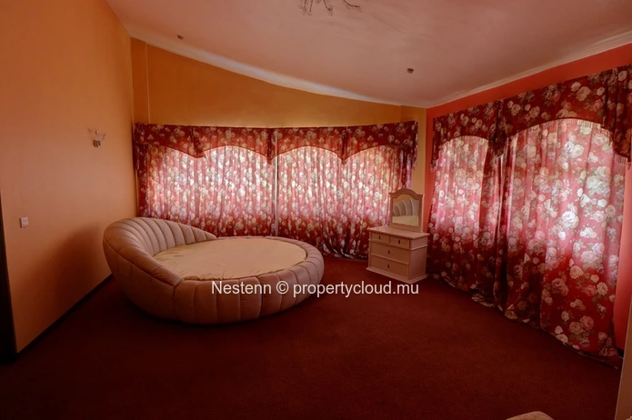 Maison traditionnelle de 5 chambres avec piscine et jardin