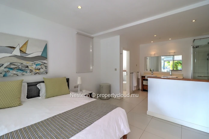 Spacieux et lumineux appartement de 300m2 avec jardin et piscine en bord de rivière