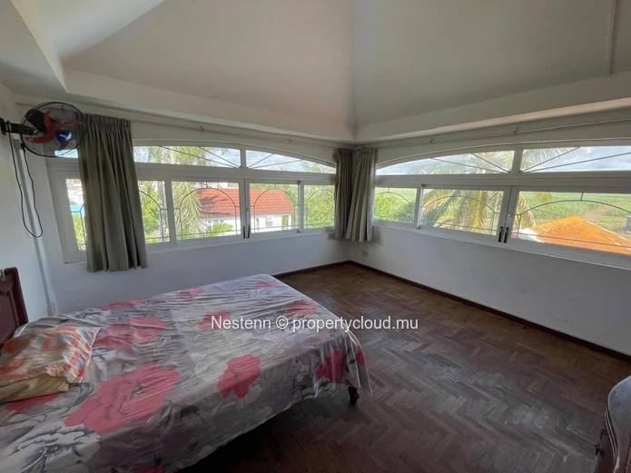 Maison spacieuse de 6 chambres avec piscine privée et garage souterrain.