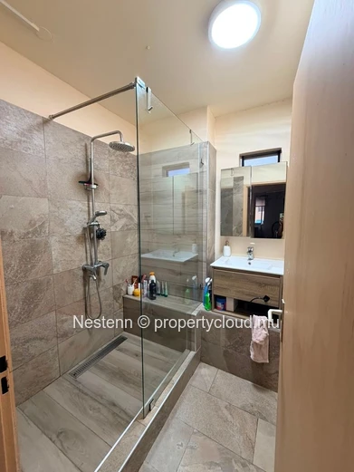 Contemporary 3-bedroom apartment close to amenities