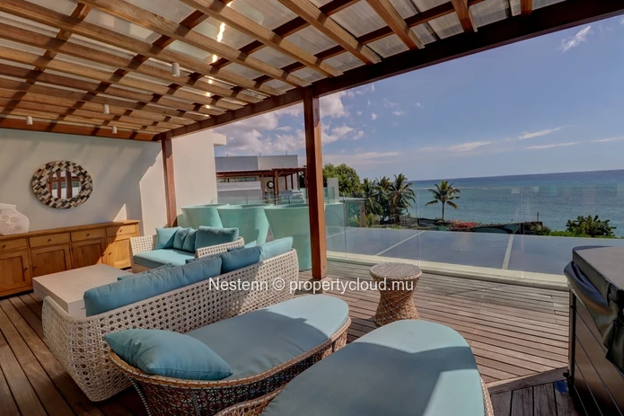 Spectacular beachfront 2-bed penthouse 