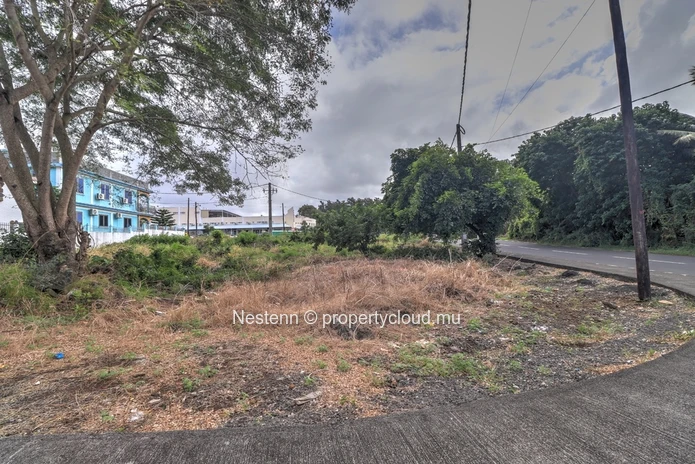 Terrain commercial de 1,658 m² idéalement placé