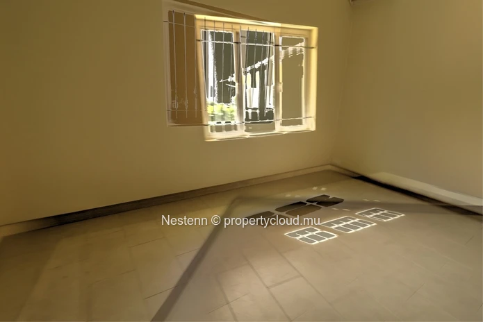 Maison spacieuse à 3 chambres, non meublée et bien entretenue, dans un domaine prestigieux.