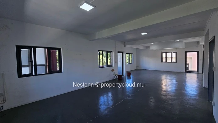 Bâtiment commercial de 223m2