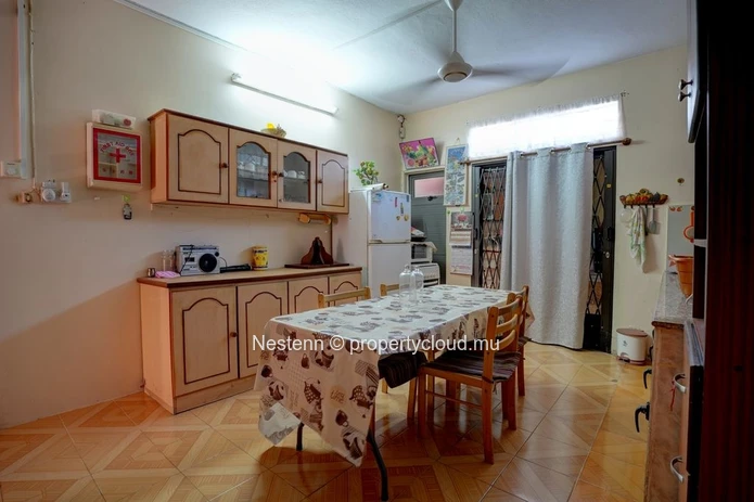 Maison de 200 m², construite sur un terrain de 241 m² 