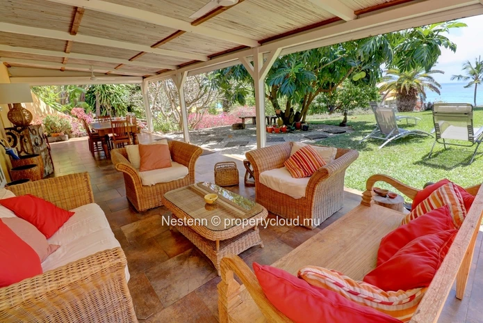 3-bed single storey house with lots of charm in front of the beach