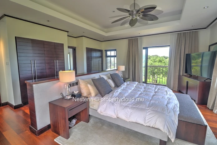 5-bedroom villa with sea view