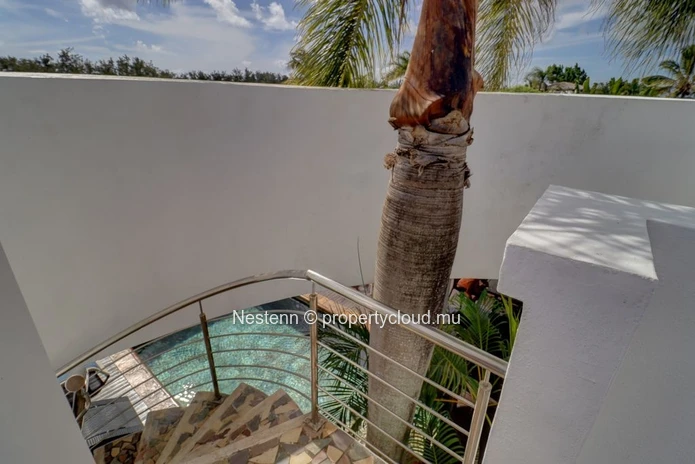 Colonial villa with 4 bedrooms, private pool, and sea access in a good condition