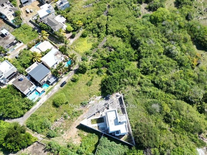 706m² of residential land – 5 Minutes walk to the beach