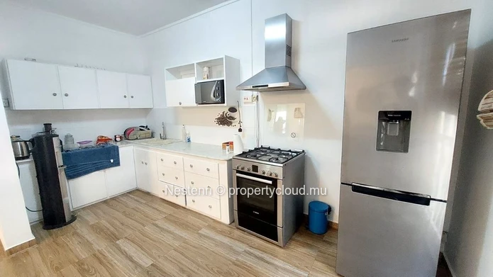 Charmant maison en duplex de 2 chambres à quelques minutes à pied de la plage.