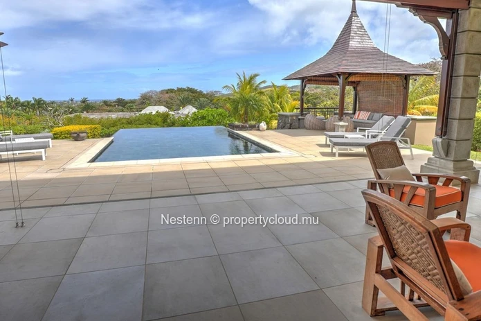 Une villa unique, où modernité et charme tropical se rencontrent.
