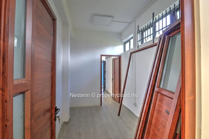Commercial premises of 204 m² with parking spaces