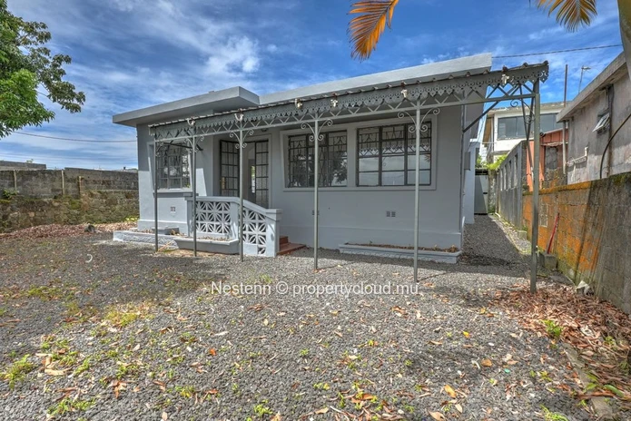  120 m² building on a 527 m² plot of land on the main road 