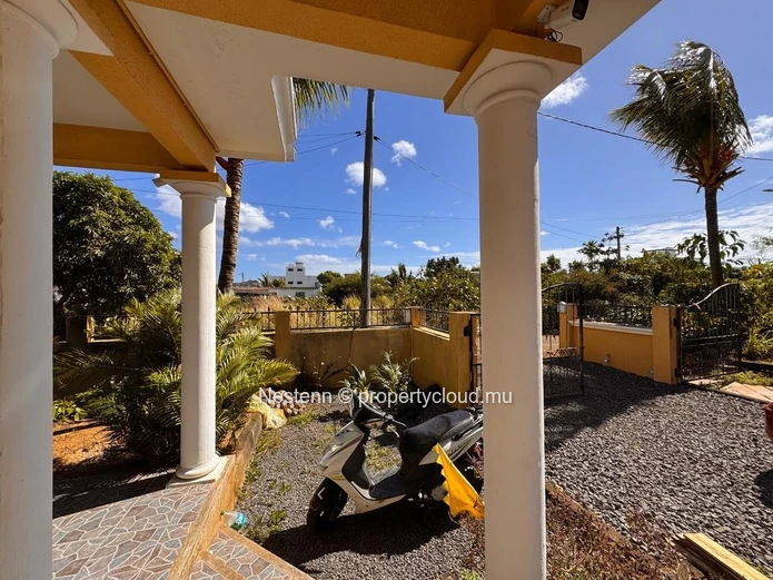 Contemporary duplex villa with 4 bedrooms in a quiet area.