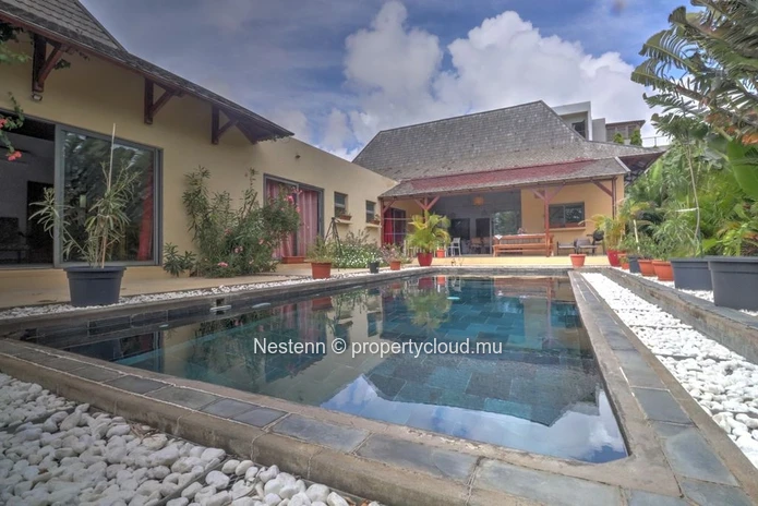 Élégante villa de style balinais sur un terrain de 675 m²