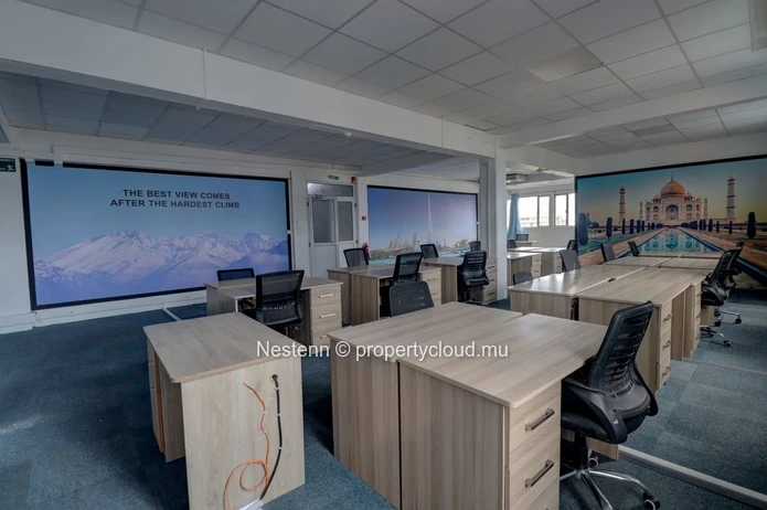 Furnished office on the 4th floor with stunning views of the city center