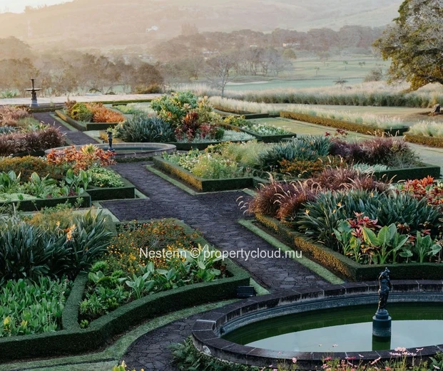 Une villa sur mesure dans un domaine renommé, nichée dans un écrin de verdure luxuriante.